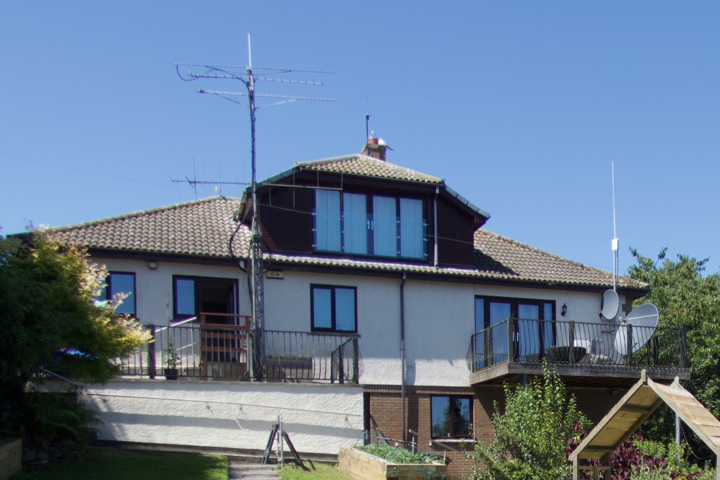 The house, with the antenna mast alongside it